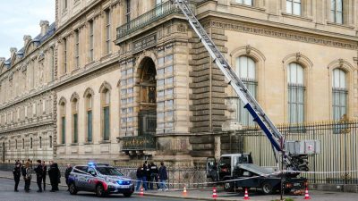 Французские полицейские стоят рядом с выдвижной лестницей, по которой воры проникли в Лувр в Париже 19 октября 2025 года. (Dimitar Dilkoff/AFP via Getty Images)