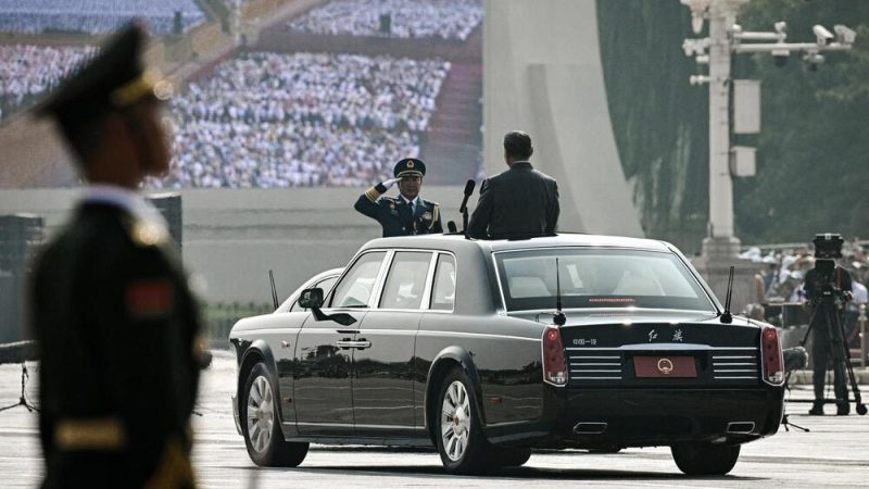 Си Цзиньпин (справа) принимает воинское приветствие перед тем, как осмотреть войска во время военного парада, посвящённого 80-летию победы над Японией и окончания Второй мировой войны, на площади Тяньаньмэнь в Пекине 3 сентября 2025 года. (Greg Baker/AFP via Getty Images)
