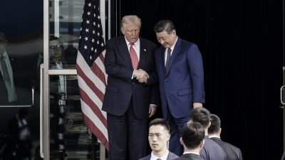 Дональд Трамп и Си Цзиньпин пожимают друг другу руки перед отъездом после двусторонней встречи на авиабазе Кимхэ в Пусане, Южная Корея, 30 октября 2025 года. (Andrew Harnik/Getty Images)