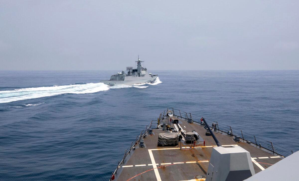 Эсминец ВМС США «Чангун» наблюдает за китайским военным кораблём, выполняющим, по его словам, «опасный» манёвр в Тайваньском проливе, 3 июня 2023 года. (Mass Communication Specialist 1st Class Andre T. Richard/U.S. Navy via AP)
