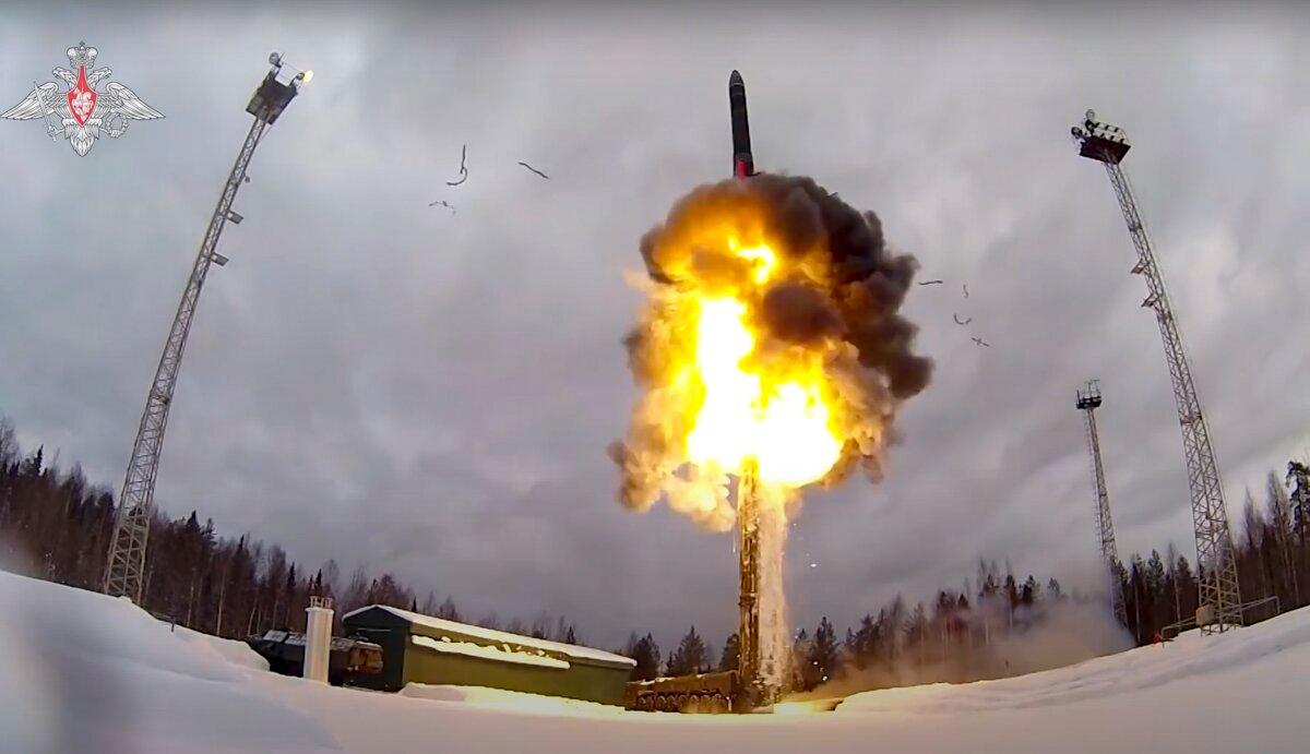 Межконтинентальная баллистическая ракета «Ярс», запущенная с аэродрома во время военных учений в России, 19 февраля 2022 года. (Russian Defense Ministry Press Service via AP)