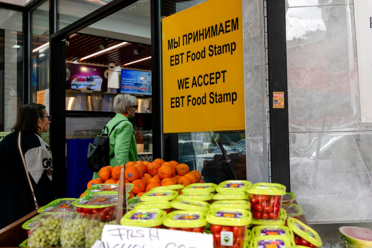Люди покупают продукты в магазине, который принимает продовольственные талоны, в Нью-Йорке. Фотография без даты. (Spencer Platt/Getty Images)