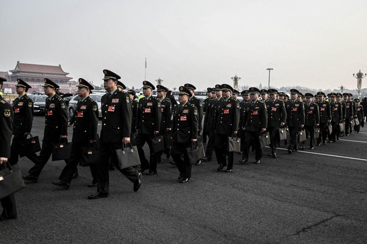 Военные делегаты прибывают на открытие сессии Всекитайского собрания народных представителей в Доме народных собраний в Пекине 5 марта 2025 года. (Wang Zhao/AFP via Getty Images)