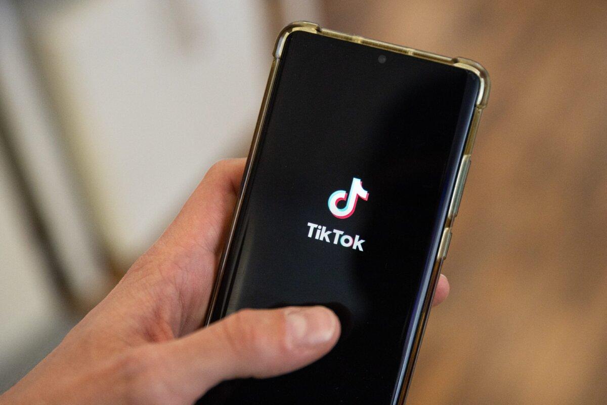 Логотип TikTok на смартфоне в офисе в Париже, 19 апреля 2024 года. (Antonin Utz/AFP via Getty Images)