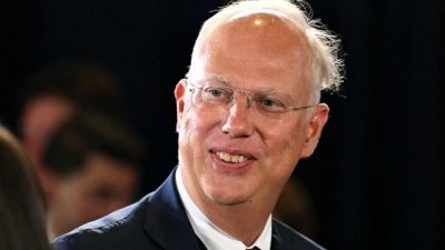 Специальный представитель президента по инвестициям и экономическому сотрудничеству с зарубежными странами, генеральный директор Российского фонда прямых инвестиций Кирилл Дмитриев, база Элмендорф-Ричардсон в Анкоридже, Аляска, 15 августа 2025 года. (ANDREW CABALLERO-REYNOLDS/AFP via Getty Images)