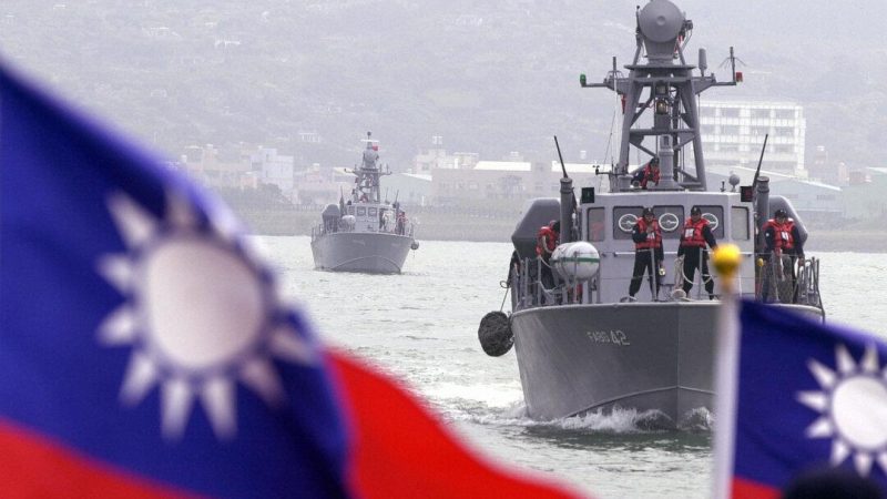 Военнослужащие ВМС патрулируют территорию возле военно-морской базы Тамшуй в округе Тайбэй, 13 января 2004 г. (Sam Yeh/AFP/Getty Images)