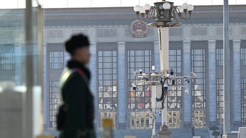 Китайский полицейский стоит на страже у Большого зала народных собраний в Пекине, 26 февраля 2025 года. (Pedro Pardo/AFP via Getty Images)