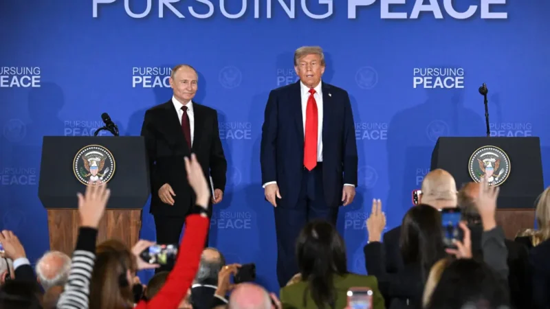 Дональд Трамп и Владимир Путин стоят рядом после совместной пресс-конференции по итогам американо-российского саммита по Украине на объединённой базе Элмендорф-Ричардсон в Анкоридже, Аляска, 15 августа 2025 года. (Drew Angerer/AFP)