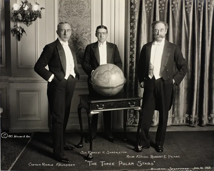 Фотография 1913 года «Три полярные звезды» (слева направо): Руаль Амундсен, Эрнест Генри Шеклтон и Роберт Эдвин Пири. (Nasjonalbiblioteket/CC BY-SA 2.0)
