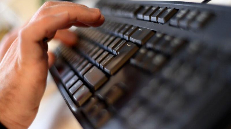 Эксперты: Зависимость от ИИ угрожает профессиональным навыкам Сотрудник печатает на клавиатуре в штаб-квартире «Лаборатории Касперского» в Москве, 17 октября 2016 года. (Kirill Kudryavtsev/AFP via Getty Images)