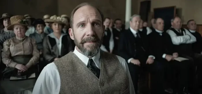 Хормейстер Генри Гатри восхищён ангельским голосом нового тенора. (Sony Pictures Classics)