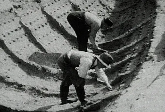 Фотография 1939 года с раскопок корабельного захоронения в Саттон-Ху, сделанная Гарольдом Джоном Филлипсом, братом британского археолога Чарльза Филлипса. (Public Domain)