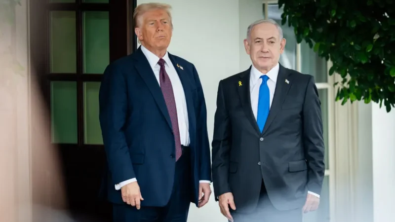 Президент Дональд Трамп приветствует премьер-министра Израиля Биньямина Нетаньяху в Белом доме 29 сентября 2025 года. (Madalina Kilroy/The Epoch Times)