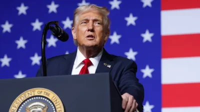 Дональд Трамп выступает перед высшим военным руководством на базе морской пехоты в Квантико, штат Вирджиния, 30 сентября 2025 года. (Alex Wong/Getty Images)