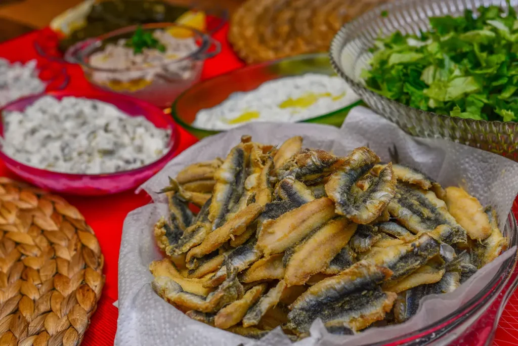 Жареные анчоусы и другие закуски из морепродуктов пользуются большой популярностью. (Mehmet Doruk Tasci/Shutterstock)