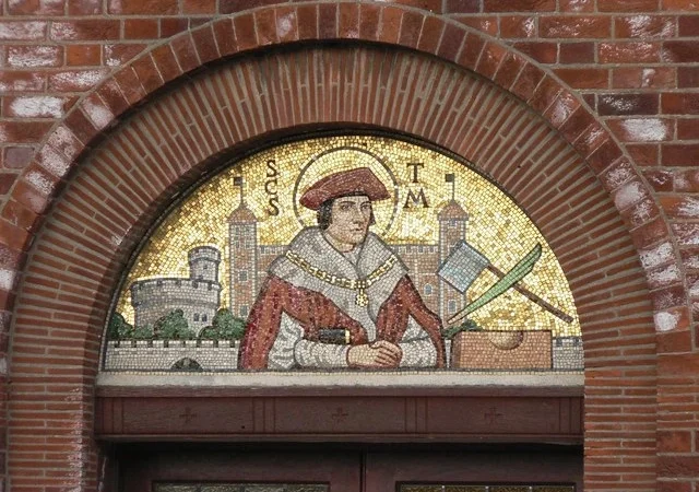 Мозаичный тимпан над дверью церкви в Борнмуте, Великобритания. (Chris Downer/CC BY-SA 2.0)