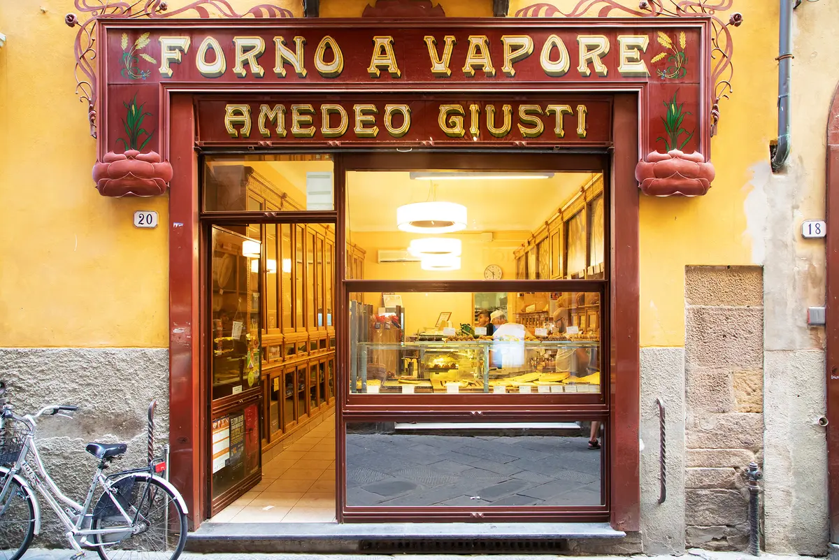 Forno a Vapore Amedeo Giusti — историческая паровая пекарня, основанная в 1830 году. Фокачча, скьяччата (тосканская лепёшка) и другие виды хлеба выпекаются традиционными методами. (spatuletail/Shutterstock)