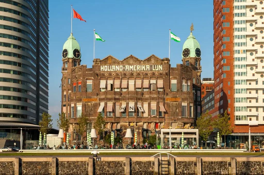 Отель «Нью-Йорк» расположен в здании бывшей штаб-квартиры компании Holland America Line. Здание было построено в 1901 году и служило отправной точкой для тысяч эмигрантов, отправлявшихся в США. (TasfotoNL/Shutterstock)