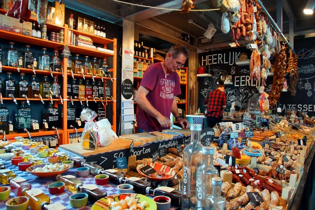 В крытом рынке расположено около 100 киосков со свежими продуктами. (Chantal de Bruijne/Shutterstock)