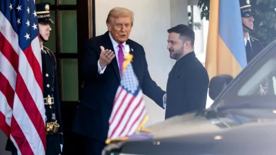Дональд Трамп приветствует Владимира Зеленского в Белом доме 17 октября 2025 года. (Madalina Kilroy/The Epoch Times)