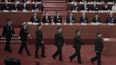 Заместитель председателя Центрального военного комитета (ЦВК) Китая Чжан Юйся и Хэ Вэйдун (впереди) приносят присягу вместе с членами ЦВК после их назначения на четвёртом пленарном заседании Всекитайского собрания народных представителей в Пекине 11 марта 2023 года. (Lintao Zhang/Getty Images)