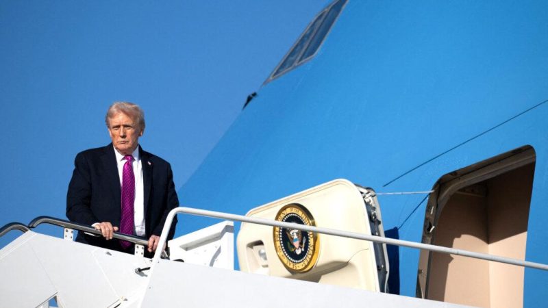 Дональд Трамп садится в самолёт Air Force One перед вылетом с объединённой базы Эндрюс в Мэриленде, 17 октября 2025 года. (Saul Loeb/AFP via Getty Images)