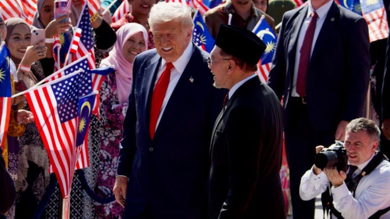 Президент Дональд Трамп и премьер-министр Малайзии Анвар Ибрагим выступают на перроне в аэропорту Куала-Лумпура 26 октября 2025 года. (Travis Gillmore/The Epoch Times)