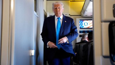 Трамп на борту президентского самолёта Air Force One по пути в Южную Корею, Япония, 29 октября 2025 года. (Andrew Harnik/Getty Images)