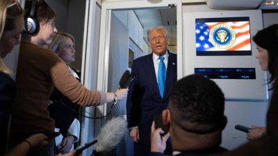 Дональд Трамп выступает на борту президентского самолёта Air Force One во время перелёта из Японии в Южную Корею, 29 октября 2025 года. (Andrew Caballero-Reynolds/AFP via Getty Images)