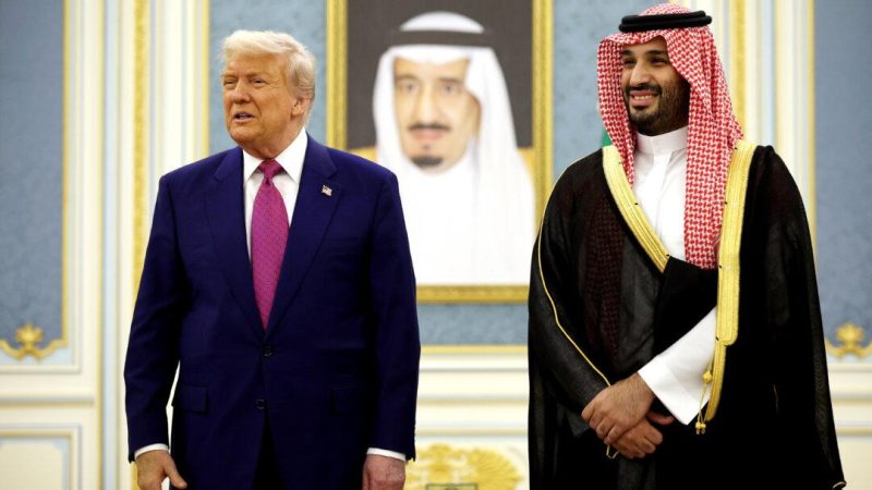 Президент США Дональд Трамп и наследный принц Саудовской Аравии Мухаммед ибн Салман общаются с официальными лицами во время кофейной церемонии в Королевском дворе Саудовской Аравии в Эр-Рияде, Саудовская Аравия, 13 мая 2025 года. (Win McNamee/Getty Images)