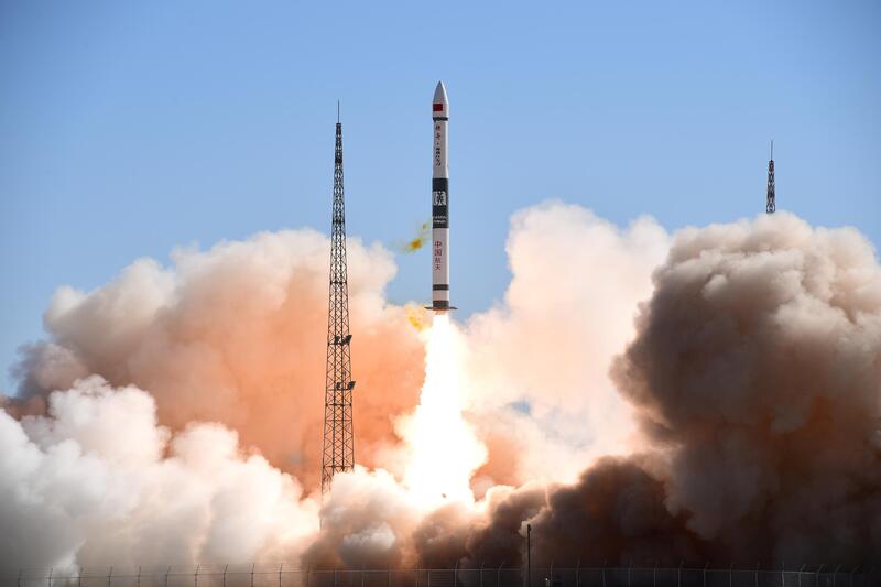 Ракета-носитель «Куайчжоу-1А» с двумя спутниками на борту стартует с космодрома Цзюцюань в провинции Ганьсу, Китай, 12 мая 2020 года. (China Daily via Reuters)