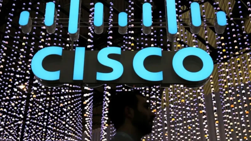 Мужчина проходит под логотипом Cisco на Всемирном мобильном конгрессе в Барселоне, Испания, 25 февраля 2019 года. (Sergio Perez/Reuters)