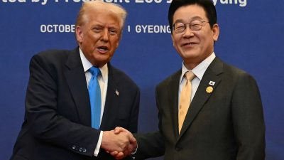 Лидеры США и Южной Кореи Дональд Трамп и Ли Чжэ Мён на ужине в честь приезда Трампа в отеле Hilton Gyeongju в Кёнджу, Южная Корея, 29 октября 2025 года. (ANDREW CABALLERO-REYNOLDS/AFP via Getty Images)