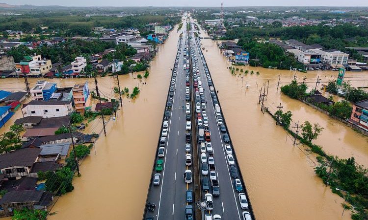 Наводнение в Хатъяй, Таиланд, 25 ноября 2025 года. (THAI NEWS PIX / AFP via Getty Images)
