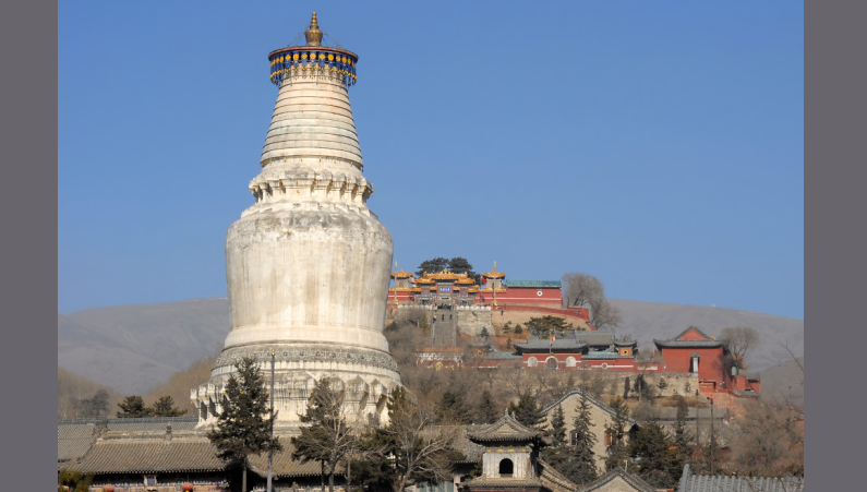 Вид на храм Тайюань и Великую Белую пагоду на горе Утай в Китае. (Jono Photography via Shutterstock)