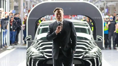 Генеральный директор Tesla Илон Маск выступает на официальной церемонии открытия нового завода по производству электромобилей Tesla недалеко от Грюнхайде, Германия, 22 марта 2022 года. (Christian Marquardt/Getty Images)