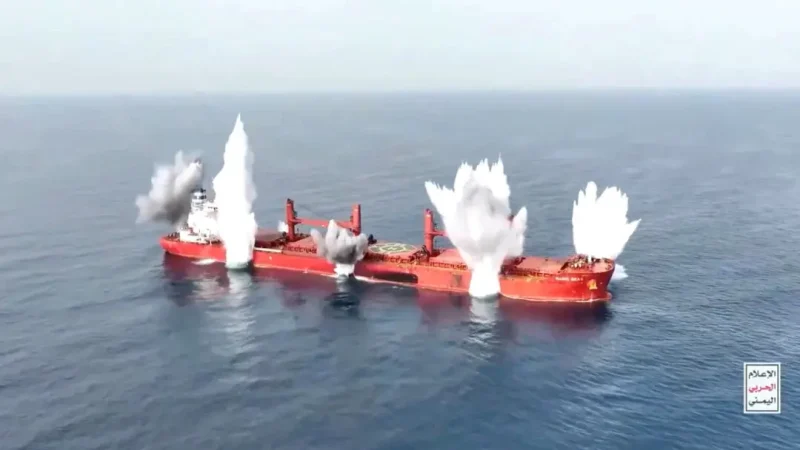 Хуситы заявляют о прекращении атак после заключения перемирия в Газе На скриншоте видны клубы дыма, поднимающиеся над судном MV Magic Seas под флагом Либерии, принадлежащим греческой компании. (Houthi Media Center/Handout via Reuters)