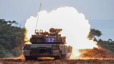 Тайваньская армия проводит боевые стрельбы для первой партии современных американских танков M1A2T Abrams, которые были закуплены Тайванем. Стрельбы проходят отдельно от ежегодных военных учений «Хань Куан» в Синьчжу, Тайвань, 10 июля 2025 года. (I-Hwa Cheng/AFP via Getty Images)
