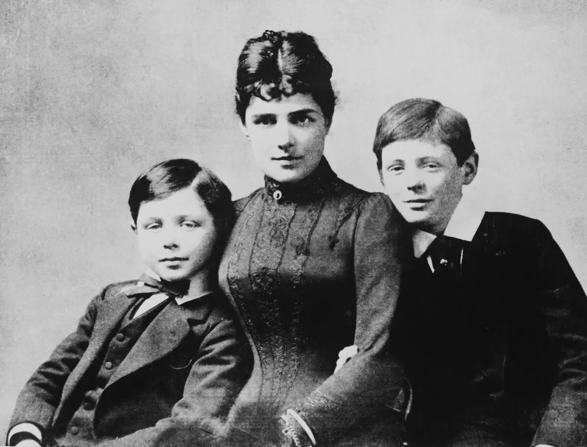 Дженни Черчилль с сыновьями Джеком (слева) и Уинстоном в 1889 году. (Public Domain)