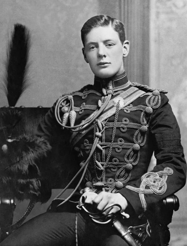 Черчилль в Олдершоте в 1895 году в парадной военной форме 4-го Королевского гусарского полка. (Public Domain)