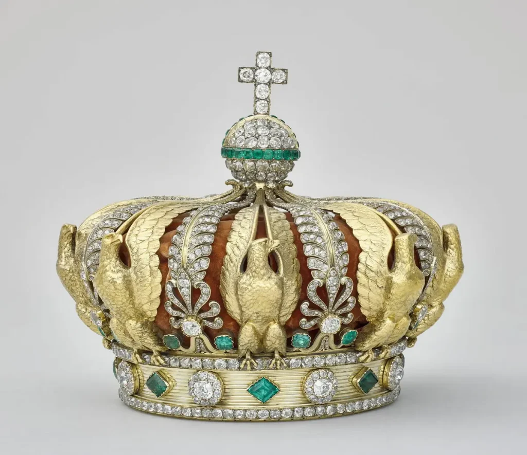 Корона императрицы Евгении, 1855 год, работы Александра-Габриэля Лемонье. Золото, бриллиант, изумруд, кожа; 13,0 см × 15,0 см. (Stéphane Maréchalle/ Musée du Louvre)
