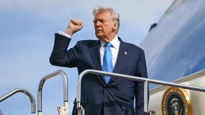 Дональд Трамп жестикулирует, поднимаясь на борт президентского самолёта перед поездкой в Южную Корею, аэропорт Ханэда, Токио, 29 октября 2025 года. (Andrew Caballero-Reynolds/AFP via Getty Images)