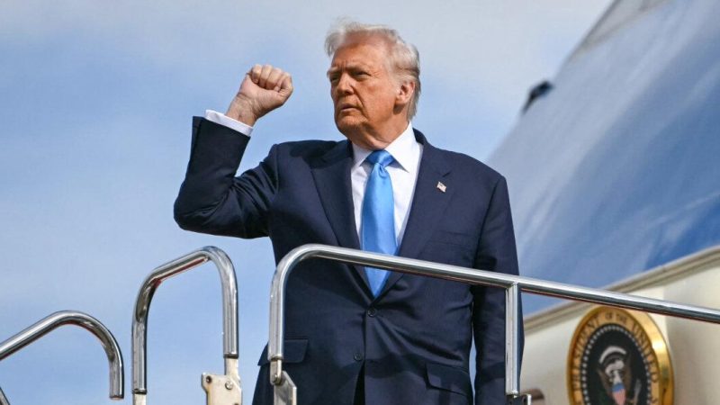 Дональд Трамп жестикулирует, поднимаясь на борт президентского самолёта перед поездкой в Южную Корею, аэропорт Ханэда, Токио, 29 октября 2025 года. (Andrew Caballero-Reynolds/AFP via Getty Images)
