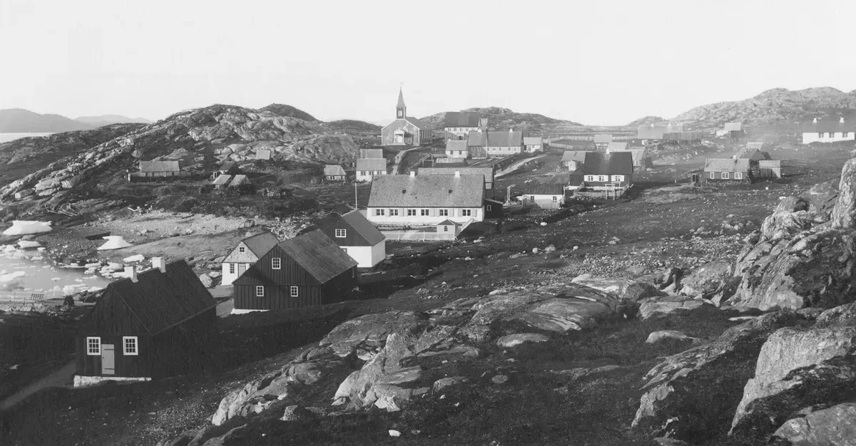 Историческая фотография города Нуук, также известного как Готхоб, около 1889 года. (National Museum of Denmark/Unsplash)