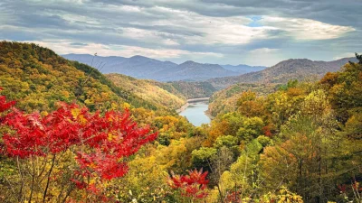 Осенний обзор гор и озера Фонтана в Северной Каролине. (Swain County Tourism Development Authority/TNS)
