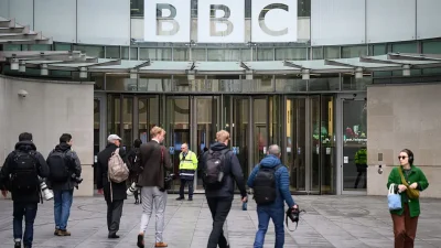 Логотип BBC над входом в здание BBC в Лондоне, 10 ноября 2025 года. (Leon Neal/Getty Images)