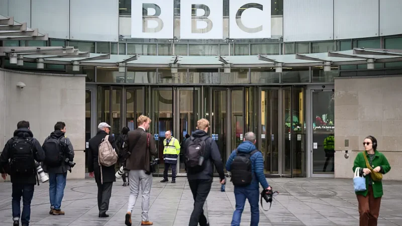 Трамп подаст в суд на BBC с требованием выплатить до $5 млрд Логотип BBC над входом в здание BBC в Лондоне, 10 ноября 2025 года. (Leon Neal/Getty Images)