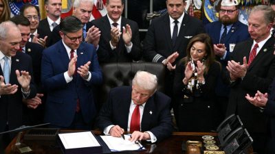 Дональд Трамп подписывает законопроект о возобновлении работы федерального правительства в Овальном кабинете Белого дома 12 ноября 2025 года. (Brendan Smialowski/AFP via Getty Images)