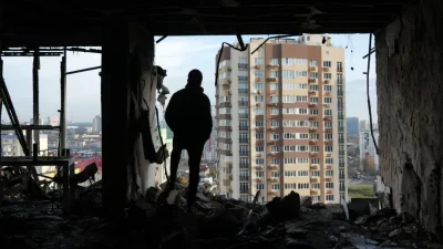 Мужчина стоит в разрушенной квартире в Киеве, Украина, 14 ноября 2025 года. (Oleksii Filippov/AFP via Getty Images)