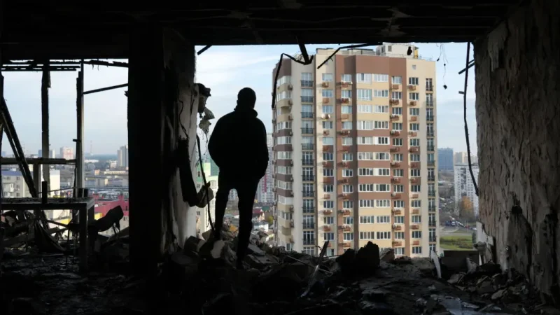 Мужчина стоит в разрушенной квартире в Киеве, Украина, 14 ноября 2025 года. (Oleksii Filippov/AFP via Getty Images)